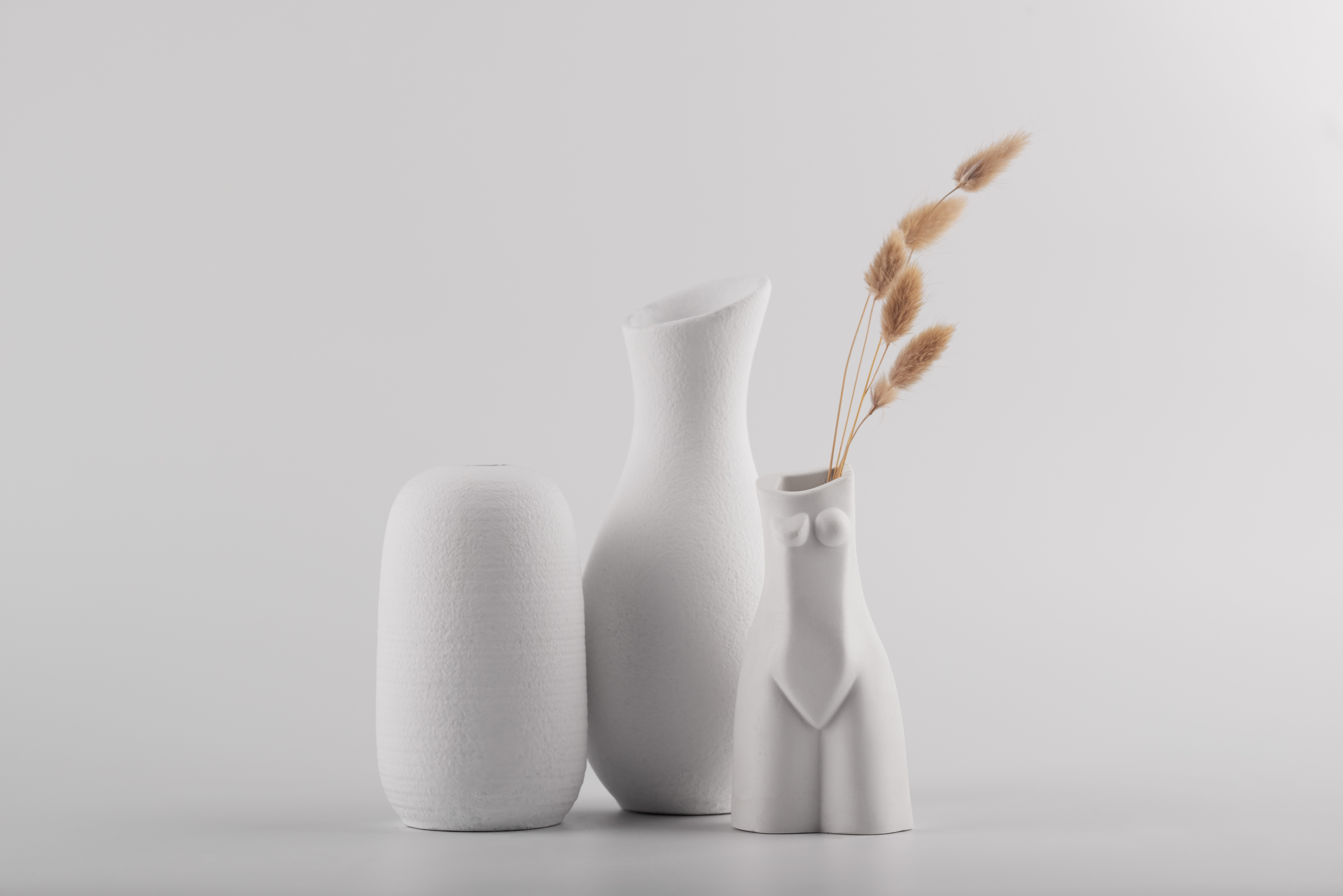 Peças artesanais em gesso branco