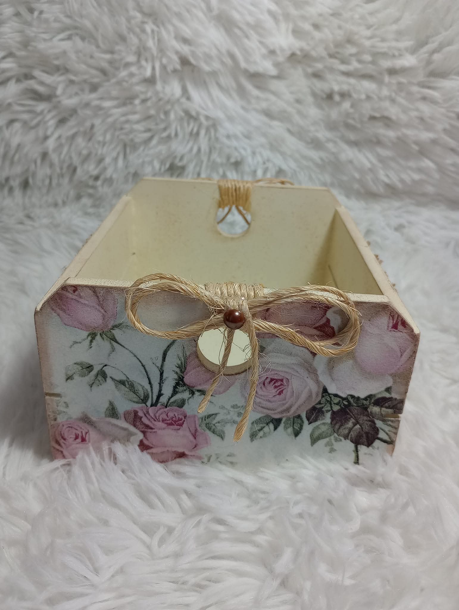 Caixote de madeira decorado com padrão découpage de rosas vintage e laço de sisal