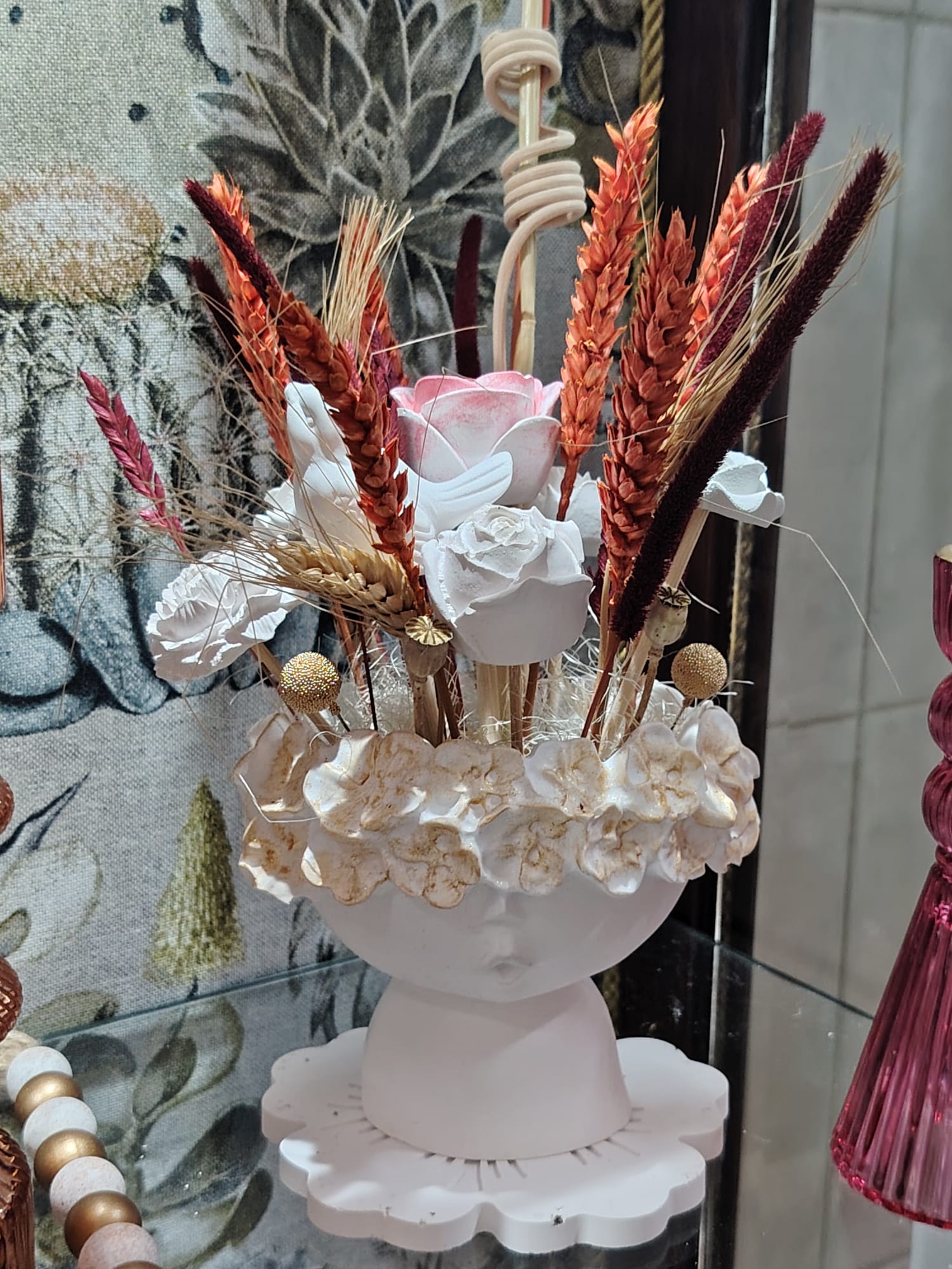 Vaso busto clássico com arranjo de rosas, trigo e pássaros decorativos em tons de terracota